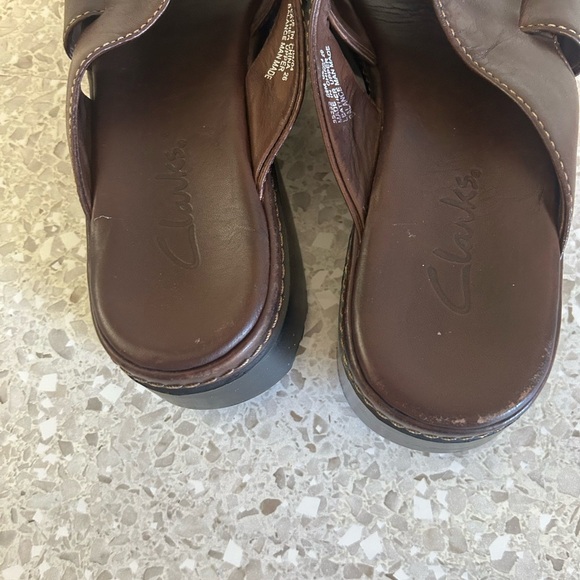 Clarks Womens 8 1/2 chocolate Brown Leather
Slides Wedge Sandals Open Toe Shoe - Picture 9 of 10